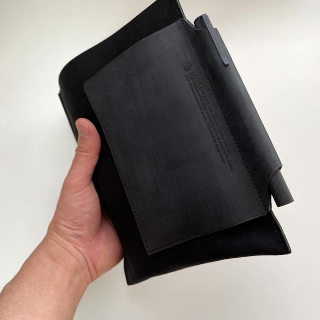ソフトな人工スエードとホースヘアーIIの革を
ハイブリッドしたレザーバインダーケース。

中に入れるレザーバインダーもあわせて
オールブラックでコーディネートすると
超クール。

スタイルにこだわった道具はモチベーションも上げてくれそう。

Leather binder case in a hybrid of soft suede and Horsehair II leather.

Very cool when color coordinated in all black.

Tools with style will motivate you.

.
.
.
.
.
.
.
.
.
.
.

#plotter #プロッター #drawtoday #shapetomorrow #planner #creativelife #stationeryaddict #bulletjournal #アイデア #手帳術 #持ち運び便利 #道具 #シンプル #手軽 #stationery #thinking #薄くて軽い 　 #整理術　 #ハウツー #思考を広げる #plotter_life #手帳袋 #ウルトラスエード #ケース #パスポートケース #レザーバインダーケース #小物入れ #スエード
