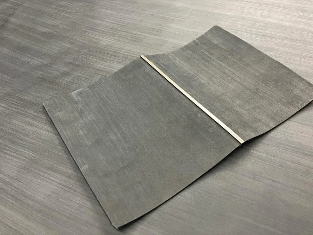 職人が一枚一枚丁寧に細い引っ掻き傷をつけ、起毛した毛足の向きや深みが異なる「ホースヘアーⅡ」のスクラッチ。指先で触れるとまるでベルベットのように気持ちが良い。風合いは抜群に良いが、本当に個性たっぷりなので、検反(革)もすごく大変。でも、この一枚ずつ異なる表情との出会いが大好きだから、わざわざ手間のかかる素材を選んでしまう。そして、そのエイジングもプエブロに勝るとも劣らない。すっきりした一枚革のレザーバインダーの世界だけど、実は深い深いストーリーがあるのです。　
　
Craftsmen carefully scratch each piece of “Horsehair II” leather with fine scratches, and the direction and depth of the raised fur varies. When touched with the fingertips, it feels as good as velvet. The texture is outstanding, but it is also very difficult to inspect leather because it is really full of character. But I love the encounter with this one-of-a-kind expression, so I go to the trouble of choosing a material that takes a lot of time and effort. And the aging process is no less than that of pueblo. The world of the leather binder is a simple one-piece leather binder, but in fact, it has a deep and profound story to tell.

.
.
.
.
.
.
.
.
.
.
#plotter #plotter_life #drawtoday #shapetomorrow #planner #planneraddict #creativelife #stationeryaddict #simple #memo #design #writing #binder #refill
#プロッター #クリエイティブ #アイデア #リフィル #シンプル #植物タンニンなめし #レザーバインダー　#美しい艶 #ホースヘアー #手帳会議 #システム手帳 #プエブロ #経年変化 #姫路レザー　#horsehair　#エイジング