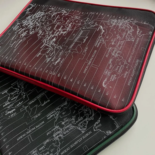 PLOTTERは、枠を超えたクリエイティブツールブランドとして、使う人の心に届くプロダクトを創り続けています。このA4メッシュケースは、そのプロッターイズムを体現したプロダクトのひとつ。似たようなものは世の中にあるのだけど、180度フルオープンするとか、中身がいい感じに見え隠れするとか、とても軽いとか、ささやかにパソコンも守るとか。そんな機能性をこのシンプルツールに詰め込みました。レザーバインダーをそのままポンと置いて、三方のラウンドジッパーを閉めるだけ。中身とのアクセスも超絶良い。実用に耐え、デザインした身としても本当に気に入ってるアイテムです。

PLOTTER continues to create products that reach the hearts of those who use them as a brand of creative tools that transcend boundaries. This A4 mesh case is one such product that embodies the PLOTTER-ism. There are similar products in the world, but they open fully 180 degrees, show and hide the contents in a good way, are very lightweight, and protect a computer in a modest way. We have packed such functionality into this simple tool. Just pop the leather binder in and close the three-way round zipper. Access to the contents is superb. This is an item that is both practical and that I, as the designer, really like.
.
.
.
.
.
.
.
.
.
.

#plotter #プロッター #drawtoday #shapetomorrow #planner #creativelife #stationeryaddict #bulletjournal #アイデア #手帳術 #持ち運び便利 #道具 #シンプル #手軽 #stationery #thinking #薄くて軽い 　 #整理術　 #ハウツー #思考を広げる #plotter_life #手帳袋 #ウルトラスエード #ケース #パスポートケース #レザーバインダーケース #pcケース #メッシュケース
