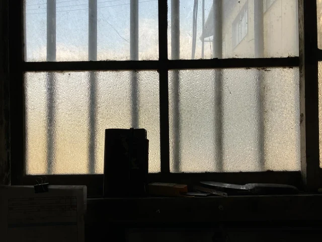革作りの旅。いつも共にあるレザバイももちろん肌身離さず。タンナーの年季が入ったレトロなメカたちがいつも迎えてくれる。
.
.
.
.
.
.
.
#plotter #plotter_life #drawtoday #shapetomorrow #planner #planneraddict #creativelife #stationeryaddict #simple #memo #design #writing #binder 
#プロッター #クリエイティブ #アイデア #リフィル #シンプル #植物タンニンなめし #レザーバインダー　#ホースヘアー #手帳会議 #システム手帳  #経年変化 #ホーウィン #クロムエクセル 　#エイジング #カスタマイズ #horweenleather