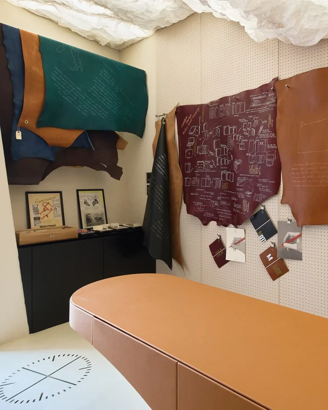 PLOTTER TOKYOの店舗内をご紹介！

2階は、旗艦店ならではのリミテッドエディションの販売に加え、革やアートなどマテリアルコラージュの世界を味わえるコーナーを展開します。

創造力を喚起するニッチなインスタレーションをお楽しみいただけます。革や紙といった素材感もたっぷり味わえる空間に仕上げました。

雲のような天井もお店に来たらぜひ見ていただきたいポイントです。