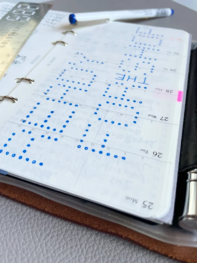 ほんの10分でも書き込む時間が取れない時ってありますよね。そんな時はもう罫線やら枠を無視してしまって、週末にバシッとこんなデコをしてしまうのも、意外にクリエイティブで、後から見返した時もなんだか気持ちが良いものです。
There are times when you don't have time to write, even for just 10 minutes. In such cases, it is surprisingly creative to ignore the lines and frames and decorate the pages on the weekends, and it feels good to look back on them later.
.
.
.
.
.
.
.
#plotter #plotter_life #drawtoday #shapetomorrow #planner #planneraddict #creativelife #stationeryaddict #simple #memo #design #writing #binder #refill
#プロッター #クリエイティブ #アイデア  #シンプル #レザーバインダー #美しい艶  #手帳会議 #システム手帳 #経年変化 #天草ドライブ #leather #brass