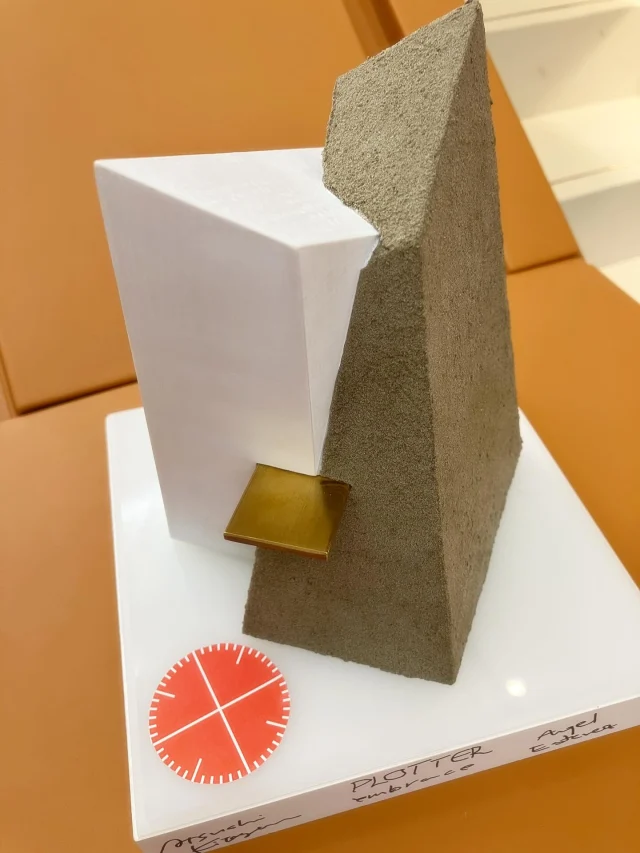 PLOTTERTOKYOを設計してくださった北川原先生からサプライズプレゼントが！embraceがコンセプトの建物をミニチュアに、そして可愛くデフォルメして。もちろんフラッグシップモデルのレザーバインダー“embrace”の横にディスプレイしました！

A surprise gift from Professor Kitagawara, who designed PLOTTERTOKYO! A miniature model of the building, whose concept is “embrace.” It was adorably stylized. Of course, we displayed it next to our flagship leather binder, the “embrace”!
.
.
.
.
#plotter #プロッター　#plotter_life #プロッタートーキョー　#plotter_tokyo