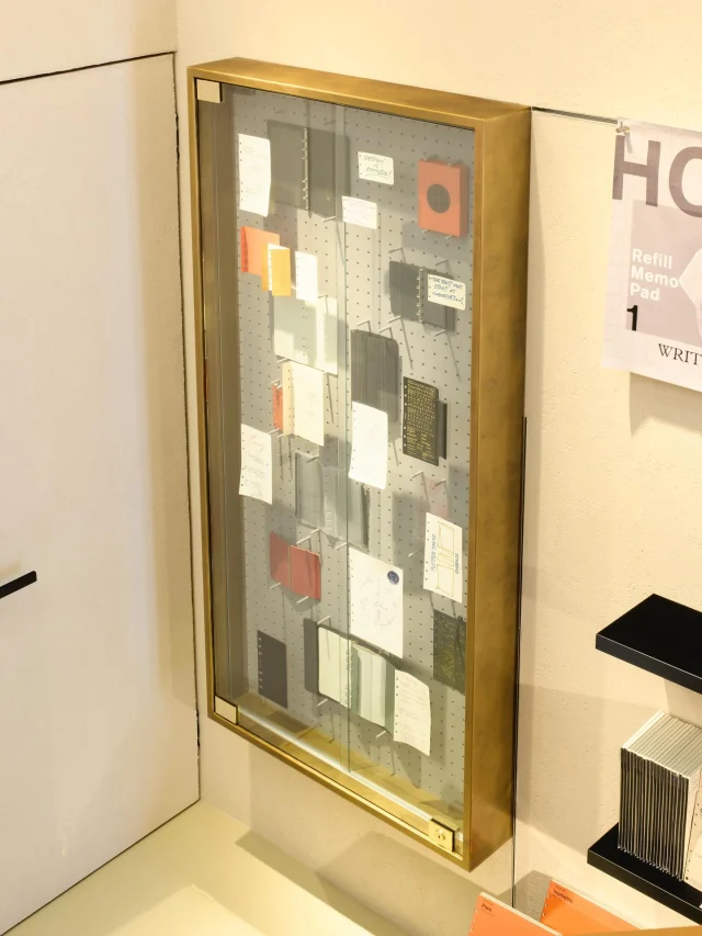 PLOTTERTOKYO 1階の一番奥に鎮座する巨大な真鍮フレーム。これは、ずっと作りたかったPLOTTER標本なるもの。PLOTTERのツールたちを散りばめ、シースルなガラス効果を利用して、レイヤーでアイテムを自由に配置。これを一目見れば、なんとなく、これさえ揃えば私も使えるかも！と閃きを与えてくれるような標本箱です。

PLOTTERTOKYO A massive brass frame sits on the wall at the very back of the first floor. This is the PLOTTER specimen box I've always wanted to create. It's a specimen box that, at a glance, might just spark the thought, “Hey, maybe I could use PLOTTER tools too!” It's filled with PLOTTER tools scattered throughout, using the see-through glass effect to freely arrange items in layers.

.
.
.
.
.
.
#plotter #plotter_life #youareaplotter #プロッター #フラッグシップ #直営店 #原宿 #flagshipstore