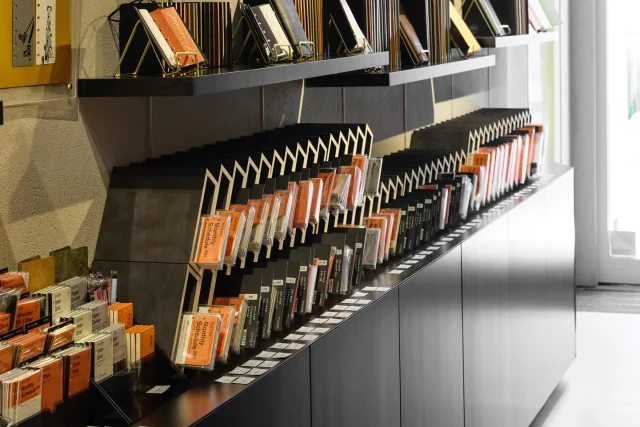 PLOTTERTOKYOでは、新たに試してみた什器があります。そのひとつがこのリフィル什器。階段上に組み合わさったリフィルポケットが連なる象徴的なフォルム。5ポケットごとに簡単に取り外せるので、横並びはもちろん、スタッキングも自由自在。

PLOTTERTOKYO has introduced new display fixtures. One of these is the Refill Fixture. Its iconic form features a series of refill pockets stacked in a staircase configuration. Each set of five pockets can be easily detached, allowing for flexible arrangement—whether placed side-by-side or stacked.

.
.
.
.
.
.
#plotter #plotter_life #youareaplotter #プロッター #フラッグシップ #直営店 #原宿 #flagshipstore