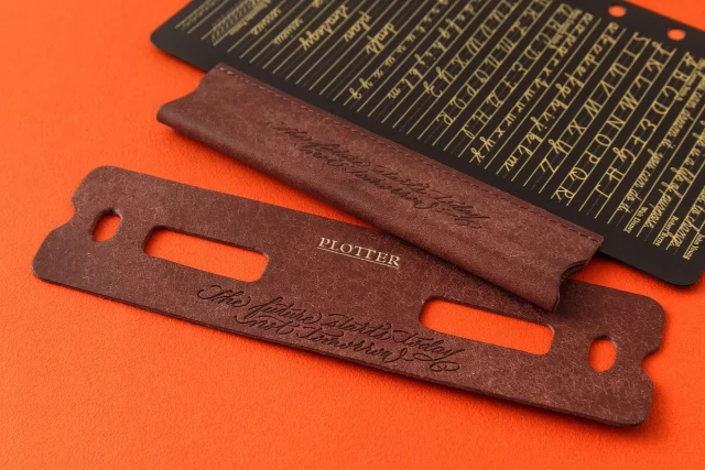 “The future starts today , not tomorrow.”
この決意表明が刻印されたペンホルダーリフターとリングサポーターがセットとなった
-PLOTTER レザーバインダープエブロ リミテッドBOX-

2025年、POTTERはプランド制設からの年月を迎え、初のフラッグシップショップを東京にオープン、記念すべき約目の年に合わせ、PLOTTERを扱するアイテム「レザーバインダー」から二つの限定BOXセットが誕生します。

The future starts today, not tomorrow.
This brand's declaration of intent is engraved on the pen holder lifter and ring supporter set included in the PLOTTER Leather Binder Pebble Limited Box.

In 2025, POTTER marks its anniversary since its founding and opens its first flagship store in Tokyo. To commemorate this significant milestone year, two limited-edition box sets are born from the “Leather Binder” line featuring PLOTTER items.

国内の店舗と中国マーケットで展開する「リスシオリミテッドBOX」に続き、フラッグシップショップ・オンラインショップ、そして本格展開を進めるUSマーケットに向けて用意したのが、この「プエブロリミテッドBOX」です。
ブランドの新しいクリエイションサポートする両モデルは、兄弟のように並びながらも、異なる想いと表情を携えています。

プエプロに託した変化する力

「プエブロ」は、イタリア・トスカーナの名門バダラッシカルロ社を代表するレザー。
表面を起毛させた独特の仕上げにより、新品時はマットで荒々しい質感を見せます。ですが、起毛した観維が使うほどになじみ、手の油分や時間を受け止めることで、豊かな艶と色の濃さにじみ出てきます。
わずか数ヶ月、その変化の大きさに驚かされ、数年後にはまるで別のもののように育つ個性あふれるイタリアンレザー。
「変化することが当たり前」とされるプエブロはまさにPLOTTERが大切にする・創造の過程を愉しむスピリットを象徴する素材です。

.
.
.
.
.
.
.
.
#plotter #plotter_life #drawtoday #shapetomorrow #planner #planneraddict #creativelife #stationeryaddict #simple #memo #design #writing #binder #refill
#プロッター #クリエイティブ #アイデア #リフィル #シンプル #植物タンニンなめし #レザーバインダー　#美しい艶 #ホースヘアー #手帳会議 #システム手帳 #経年変化