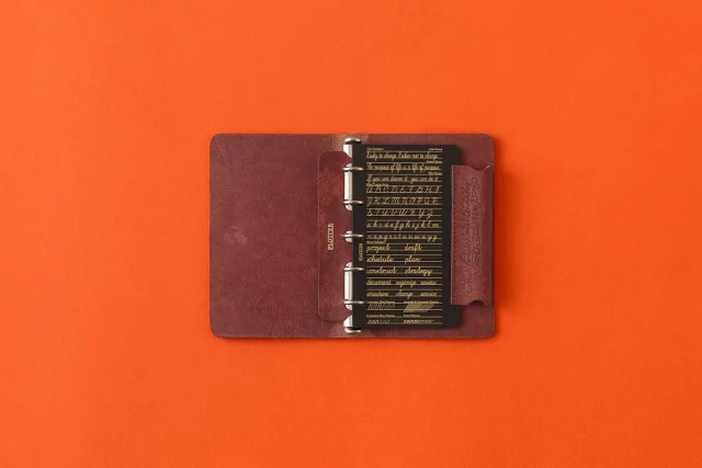 一番小さなM5サイズにもしっかり刻印が入ります！

“The future starts today , not tomorrow.”
この決意表明が刻印されたペンホルダーリフターとリングサポーターがセットとなった
-PLOTTER レザーバインダープエブロ リミテッドBOX-

2025年、POTTERはプランド制設からの年月を迎え、初のフラッグシップショップを東京にオープン、記念すべき約目の年に合わせ、PLOTTERを扱するアイテム「レザーバインダー」から二つの限定BOXセットが誕生します。

The future starts today, not tomorrow.
This brand's declaration of intent is engraved on the pen holder lifter and ring supporter set included in the PLOTTER Leather Binder Pebble Limited Box.

In 2025, POTTER marks its anniversary since its founding and opens its first flagship store in Tokyo. To commemorate this significant milestone year, two limited-edition box sets are born from the “Leather Binder” line featuring PLOTTER items.

国内の店舗と中国マーケットで展開する「リスシオリミテッドBOX」に続き、フラッグシップショップ・オンラインショップ、そして本格展開を進めるUSマーケットに向けて用意したのが、この「プエブロリミテッドBOX」です。
ブランドの新しいクリエイションサポートする両モデルは、兄弟のように並びながらも、異なる想いと表情を携えています。

プエプロに託した変化する力

「プエブロ」は、イタリア・トスカーナの名門バダラッシカルロ社を代表するレザー。
表面を起毛させた独特の仕上げにより、新品時はマットで荒々しい質感を見せます。ですが、起毛した観維が使うほどになじみ、手の油分や時間を受け止めることで、豊かな艶と色の濃さにじみ出てきます。
わずか数ヶ月、その変化の大きさに驚かされ、数年後にはまるで別のもののように育つ個性あふれるイタリアンレザー。
「変化することが当たり前」とされるプエブロはまさにPLOTTERが大切にする・創造の過程を愉しむスピリットを象徴する素材です。

.
.
.
.
.
.
.
.
#plotter #plotter_life #drawtoday #shapetomorrow #planner #planneraddict #creativelife #stationeryaddict #simple #memo #design #writing #binder #refill
#プロッター #クリエイティブ #アイデア #リフィル #シンプル #植物タンニンなめし #レザーバインダー　#美しい艶 #ホースヘアー #手帳会議 #システム手帳 #経年変化