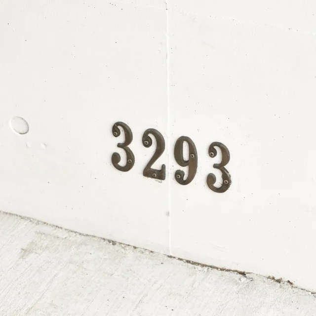 実は姉妹ブランドのKNOXのオフィスがあったこの土地。その当時の蔦がかかったレトロな建物もとても雰囲気がありました。建て直す前に、その建物に付いていたアドレスナンバープレートを取り外し、大事に保管しておきました。そして、過去の偉大な歴史へのオマージュを込めて、今はPLOTTER TOKYOのエントランスに再び取り付けてあります。

This land once housed the office of our sister brand, KNOX. The retro building covered in ivy back then had a truly charming atmosphere. Before rebuilding, we carefully removed the address number plate that adorned that building and stored it safely. Now, as a tribute to that great history, it has been reinstalled at the entrance of PLOTTER TOKYO.
.
.
.
.
.
#plotter #plotter_life #youareaplotter #プロッター #フラッグシップ #直営店 #原宿 #flagshipstore