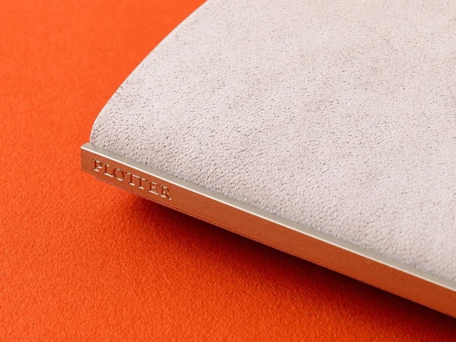 USリミテッドエディションで「白浪レザー SHIRANAMI LEATHER」を展開中ですが、この秋、海外向けの限定レザーバインダーに仲間が増えます。今回は中国におけるリミテッドエディションとなります!シリーズ名は「暁レザー AKATSUKI LEATHER」
「暁(AKATSUKI)」とは、夜が明け、朝の光がわずかに差し込むその瞬間のこと。中国の伝統色の中から生命力あふれる「赤」を再解釈し、現地のPLOTTERファンのために特別に素材開発およびデザインした限定シリーズとなります。夜明け前の霧のように、やわらかな“白”を帯びたオリジナルレザーは、まさに“新しい一日のはじまり”を象徴しています。使い込むほどに革の表面から内に秘めた赤みが少しずつ現れ、まるで時の流れが指先を通じて刻まれていくように、より深く魅力的な表情へと変化していきます。
中国限定「暁(AKATSUKI)」レザーバインダーは、A5・Bible・Narrow・Mini・Mini5 の5サイズで展開します。PLOTTERのクラフトマンシップと中国の伝統色美学が織りなす特別な魅力を、ぜひお楽しみください。
※こちらのラインアップは、中国限定販売です。
※T-mall PLOTTER公式ショップ(plotter.tmall.com)ほか中国国内の一部店舗で販売します。 
The US Limited Edition "Shiranami Leather" is currently available, and this fall, a new addition joins the limited leather binder lineup for overseas markets. This time, it's a limited edition for China! The series name is "Akatsuki Leather."
"Akatsuki" refers to that moment when night gives way to dawn, and the first light of morning begins to peek through. Reinterpreting the vibrant "red" from traditional Chinese colors, this limited series features specially developed materials and designs for local PLOTTER fans. Like the mist before dawn, the original leather carries a soft "white" hue, symbolizing the very "beginning of a new day." As you use it, the hidden red tones gradually emerge from the leather's surface, evolving into a deeper, more captivating expression—as if the passage of time were being etched through your fingertips.
The China-exclusive "AKATSUKI" leather binder is available in five sizes: A5, Bible, Narrow, Mini, and Mini5. Experience the unique charm woven from PLOTTER's craftsmanship and China's traditional color aesthetics.
*This lineup is exclusively available in China.
*Available at the T-mall PLOTTER Official Shop (plotter.tmall.com) and select stores within China.
.
.
.
.
.
.
.
.
#plotter #plotter_life #drawtoday #shapetomorrow #planner #planneraddict #creativelife #stationeryaddict #simple #memo #design #writing #binder #refill
#プロッター  #植物タンニンなめし #レザーバインダー  #手帳会議 #システム手帳 #暁 #akatsuki #中国限定 #ホワイトワックス #夜明け