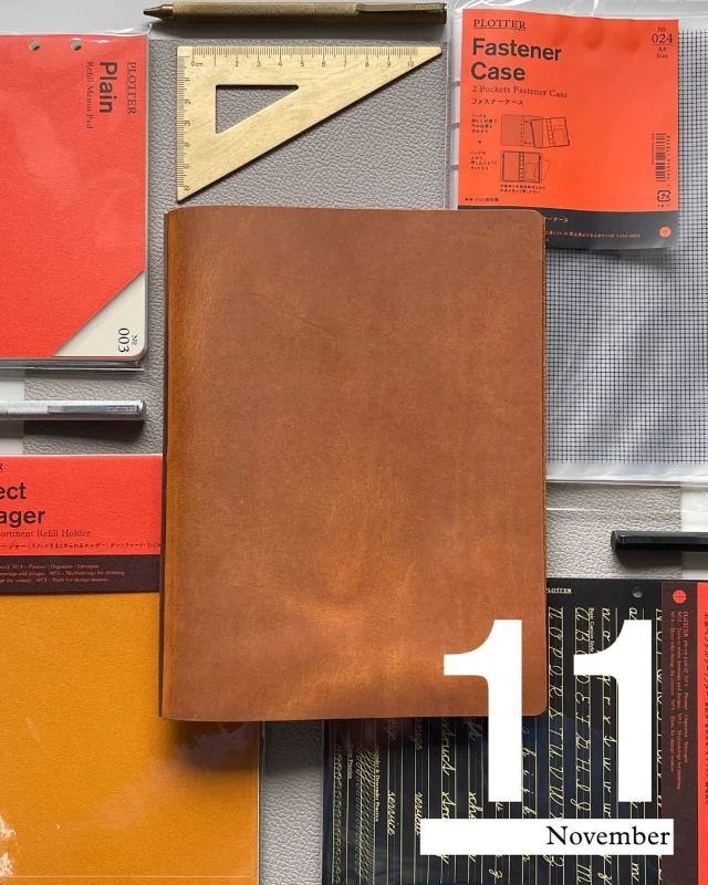 .
今月の #plotter2025monthlytopic は
【来年の１冊】 

◾️スタッフＳ：
「私の来年の一冊は、長年のプロダクションの想いが詰まった一冊に。サイズもある意味私にとってはカムバック的な存在、“A5”サイズに！全部新調して新たに購入しなおしました。
その1冊とは？PLOTTER TOKYOとUS限定のHORWEEN社製レザー「プレデター」の、HORWEENｘPLOTTERコラボオリジナルカラー“琥珀”
あらためて、マイツールとして自分の手にしてみると、これまでの2年以上の開発期間へのノスタルジックな想いがこみ上げてきました。本当に味わいある、美しい革に仕上がりました。そして、アメリカのオイルレザーらしい香りと手触り。何とも言えません。2年間バイブルサイズで過ごしてきましたが、やはりモノづくり屋にとっては、広い紙面は欠かせないもので、A5の包容力につくづく癒されるのでした。そんないろいろな思いもあって、中に挟むツールも全新調！気分も高まります。そして、まだそろっていないのが「月間」リフィル！！とあるお店に行ったら売り切れでして・・・急いでまだあるお店を探さなければです！

The leather binder I will be using next year will be one that is filled with the thoughts and feelings of production over the years. It will be an “A5” size, which in a sense is a comeback for me! I bought a new one with all the new refills.
What is the  leather binder ? The HORWEEN x PLOTTER collaboration original color “Amber” of HORWEEN's leather “Predator”, which is limited to PLOTTER TOKYO and the U.S.  I am filled with nostalgia for the more than two years of development. It is a beautiful leather with a real flavor. The smell and feel of American oil leather is indescribable. I can't say enough about it. I have been using the bible size for the past two years, but the wide paper is indispensable for a craftsman, and I was really healed by the capacity of A5. With this in mind, we have also renewed all the tools that are inserted inside the  leather binder ! I am in a better mood now. And the one thing I don't have yet is the “monthly” refill!　When I went to one store, it was sold out. I have to hurry up and find a store that still has them!」

みなさんもぜひ #plotter_来年の１冊 のハッシュタグをつけて投稿してください♪
.
.
.
.
.
.
.
.
.
#plotter #plotter_life #youareaplotter #plotter2025monthlytopic
#プロッター