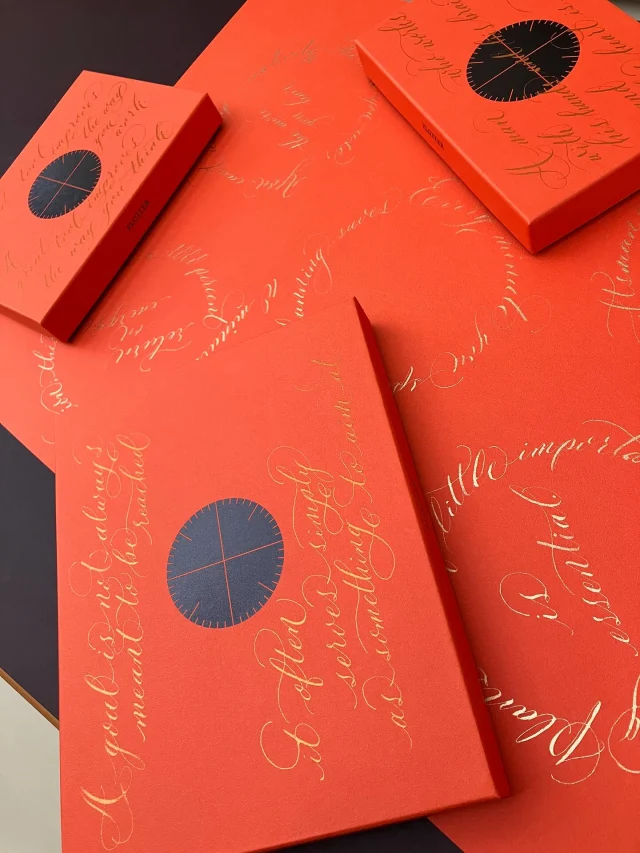 本日もふらっとPLOTTER TOKYOに立ち寄り、実験を楽しんできました。パッケージの紙はプロジェクトマネージャーと同じものですが少し厚めを使っています。このザラザラ感が、いい感じにニブの先と擦れ、書いている手応えをしっかり感じ取れて癒やされるのでした。　

Today I dropped by PLOTTER TOKYO again and enjoyed experimenting. The paper for the packaging is the same as the project manager's, but we used a slightly thicker version. This rough texture rubs nicely against the nib tip, giving me a satisfying feel as I write—it's truly soothing.　

@plotter_jp 
.
.
.
.
.
#plotter #plotter_life #youareaplotter #プロッター #フラッグシップ #直営店 #原宿 #flagshipstore　#カリグラフィ #calligraphy