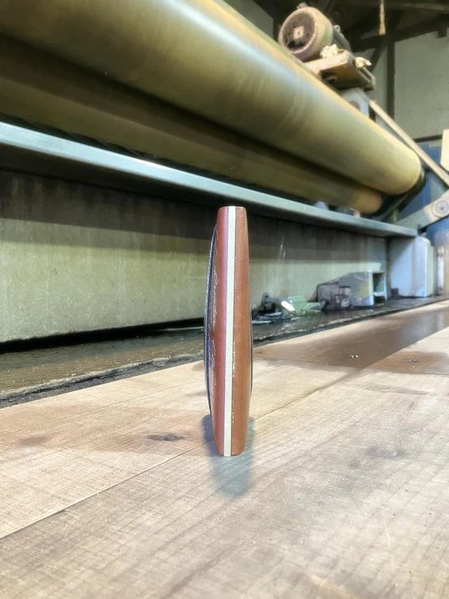 PLOTTERオリジナルレザーをお世話になっているタンナーの風景をバックに、バックプレート。背中が語る手帳って、そう言えばあまりないような。バックプレートというオリジナルな存在に支えられているPLOTTERです。

The scene of the backplate featuring the landscape of the tannery that crafts PLOTTER's original leather. A notebook that speaks through its back—come to think of it, that's quite rare. PLOTTER is supported by this original entity: the backplate.