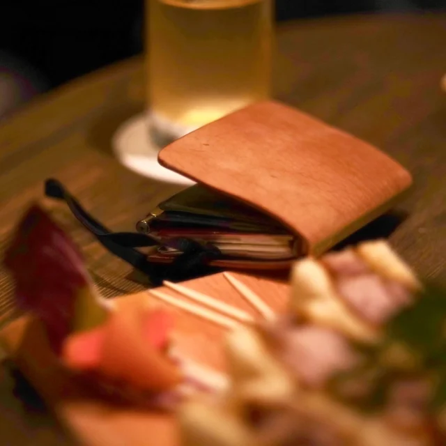 PLOTTER TOKYOの限定レザーバインダー、HORWEENの馬革を使った“ホーススピリットハイド”M5サイズ。実はこうして2年前からプロトタイプを持ち歩いて、一体どんなエイジングをしてくれるのかと、実験していました。予想を超える大人気に、皆さんの革への愛情をしかと受け止め、本当に作ってよかったと思いました。コードバン層の脇だって良い！同じ革なんだからリスペクトしないと、の気持ちで作った一冊です。

PLOTTER TOKYO's limited-edition leather binder, the "Horse Spirit Hide" M5 size crafted from Horween horsehide. Truth be told, I've been carrying this prototype around for two years now, experimenting to see exactly how it would age. Its unexpectedly huge popularity made me truly appreciate everyone's love for leather, and I'm so glad we made it. Even the sides of the cordovan layer look great! This binder was made with the mindset that we must respect every part of the same hide.

@plotter_tokyo 

レザーバインダー　Horse Spirit Hide
M5サイズ　￥13,750（税込）

.
.
.
.
#plotter #plotter_life #youareaplotter #プロッター #フラッグシップ #直営店 #原宿 #flagshipstore