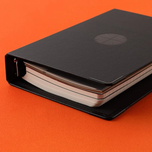 ようやくね！装いも新たに復活するんですよ！“リフィルストレージ”が。ノーマルなリング仕様ですが、機能性もデザイン性もパワーアップしました。薄手のレザーバインダーには、これ、必需品ですもんね。

12月10日発売予定です！

No.5004
Refill Storage
リフィルストレージ
A5サイズ：¥3,300(税込)
バイブル&ナローサイズ：¥2,970(税込)
ミニサイズ：¥2,860(税込)
ミニ5サイズ：¥2,750(税込)

Finally! It's making a comeback with a fresh new look! The “Refill Storage.” It's a standard ring binder, but both functionality and design have been upgraded. This is an absolute must-have for thin leather binders, after all.

PLOTTER new Refill Storage will also be available in the US in early 2026.
@plotter_usa 
.
.
.
.
.
.
.
.
.
#plotter #plotter_life #drawtoday #shapetomorrow #planner #planneraddict #creativelife #stationeryaddict #simple #memo #design #writing #binder #refill
#プロッター #クリエイティブ #アイデア  #シンプル #レザーバインダー　#美しい艶  #手帳会議 #システム手帳 #経年変化 #リフィルストレージ　#アーカイブ  #保存用 #ファイリング