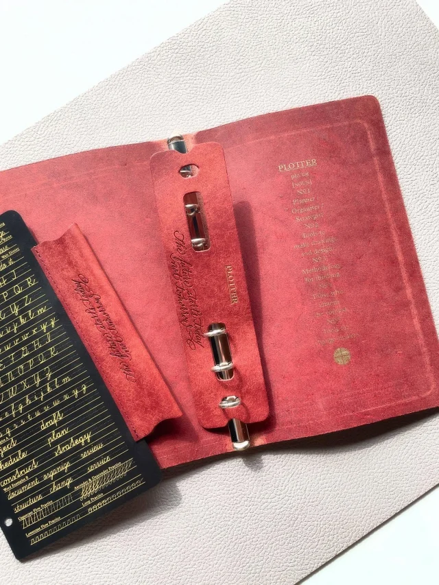 PLOTTER TOKYOで限定販売の「プエブロリミテッドBOX」

こちらはバイブルサイズ。縦にも横にも、手帳らしい程よい大きさ。持ち運べて、たくさん書ける王道のサイズ。定番中の定番だけに、同革のペンホルダーリフターとリングサポーターと、カリグラフィー刻印デザインが映える。

PLOTTER TOKYO Exclusive “Pueblo Limited BOX”

This is the Bible size. Perfectly proportioned for a leather binder, whether held vertically or horizontally. The classic size that's portable and offers ample writing space. As the quintessential staple, it features a pen holder lifter and ring supporter crafted from the same leather as the main body, showcasing the calligraphy engraving design beautifully.

プエプロに託した変化する力

「プエブロ」は、イタリア・トスカーナの名門バダラッシカルロ社を代表するレザー。
表面を起毛させた独特の仕上げにより、新品時はマットで荒々しい質感を見せます。ですが、起毛した観維が使うほどになじみ、手の油分や時間を受け止めることで、豊かな艶と色の濃さにじみ出てきます。
わずか数ヶ月、その変化の大きさに驚かされ、数年後にはまるで別のもののように育つ個性あふれるイタリアンレザー。
「変化することが当たり前」とされるプエブロはまさにPLOTTERが大切にする・創造の過程を愉しむスピリットを象徴する素材です。

.
.
.
.
.
.
.
.
#plotter #plotter_life #drawtoday #shapetomorrow #planner #planneraddict #creativelife #stationeryaddict #simple #memo #design #writing #binder #refill
#プロッター #クリエイティブ #アイデア #リフィル #シンプル #植物タンニンなめし #レザーバインダー　#美しい艶 #ホースヘアー #手帳会議 #システム手帳 #経年変化