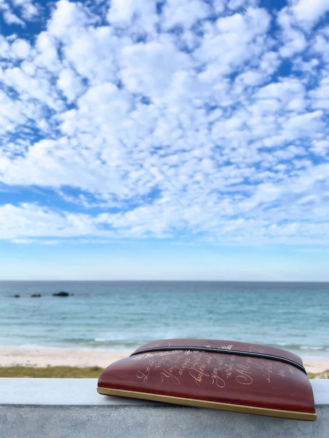 今やリングの手帳も持ち歩く時代になりました、ね。ずっと持っていると落ち着く安心感。やっぱり分身とはよく言ったもんで、良き相棒に育つんですよ、レザーバインダーは。ということで、この度も出張の合間に相棒スナップを。自然の恵みなレザーバインダーは、やはり自然に映えるのです。

Nowadays, we even carry ring system planners with us. Keeping it close at hand brings a soothing sense of calm. They truly are like an extension of yourself—they grow into a trusted companion. Especially leather binders. So, during a recent business trip, I snapped a few photos of my trusty companion. Leather binders, born from nature's bounty, naturally complement the outdoors.
.
.
.
.
.
.
.
#plotter #plotter_life #drawtoday #shapetomorrow #planner #planneraddict #creativelife #stationeryaddict #simple #memo #design #writing #binder #refill
#プロッター #クリエイティブ #アイデア #リフィル #シンプル #植物タンニンなめし #レザーバインダー　#美しい艶  #手帳会議 #システム手帳 #経年変化 #旅 #旅のお供 #ミニ手帳