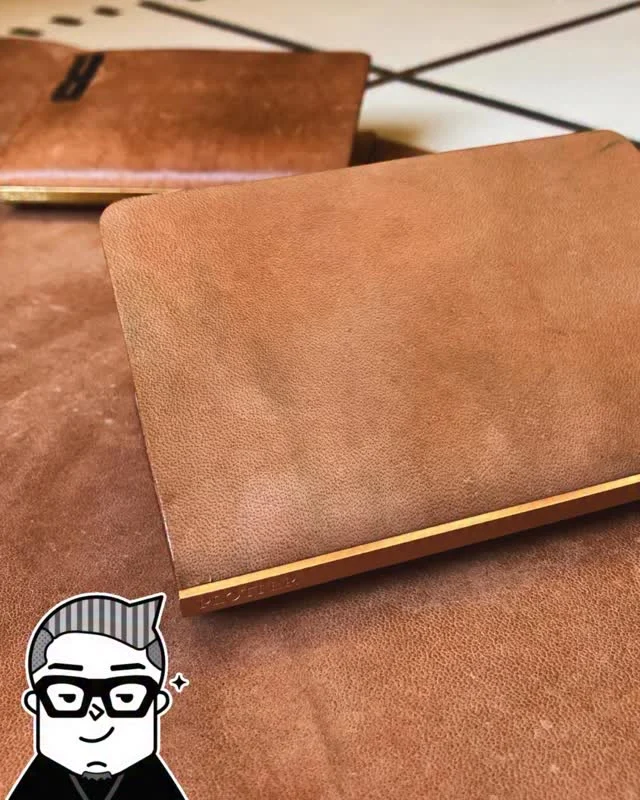 馬の革はコードバンだけではない！を思い知らされたこの革。HORWEENにお願いして譲り受けたこのヌメ馬革です。なので、この近くにはコードバン層があったんだろうな〜と想像させられるようなしっかり感に魅了されました。おまけに、全くの無染色なので、最初から個性が暴れまくっています。そして、育て甲斐がものすごくある革。本当に良い素材に出会えました！

This leather made me realize horse leather isn't just cordovan.
It's a natural, full vegetable-tanned horsehide we acquired through HORWEEN. That explains why there was a cordovan layer near this leather piece—I can imagine it now—and I was captivated by its solid feel. Plus, being completely undyed, its unique character bursts forth from the start. And it's incredibly rewarding to work with. Truly, I've found an exceptional material!

レザーバインダー　Horse Spirit Hide
M5サイズ　￥13,750（税込）

.
.
.
.
#plotter #plotter_life #youareaplotter #プロッター #フラッグシップ #直営店 #原宿 #flagshipstore