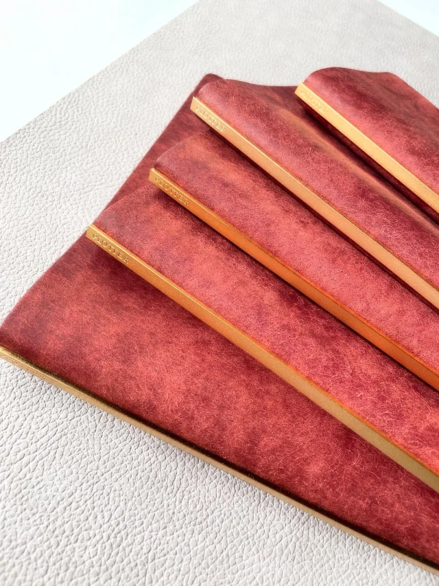 “The future starts today , not tomorrow.”

PLOTTER TOKYOで展開する「プエブロリミテッドBOX」

限定数にてお届けしています。
あなたはどんな個性のレッドブラウンを選びますか？

PUEBLO LIMITED BOX available at PLOTTER TOKYO

Available in limited quantities. 
Which unique shade of red-brown will you choose?
.
.
.
.
.
.
.
.
#plotter #plotter_life #drawtoday #shapetomorrow #planner #planneraddict #creativelife #stationeryaddict #simple #memo #design #writing #binder #refill
#プロッター #クリエイティブ #アイデア #リフィル #シンプル #植物タンニンなめし #レザーバインダー　#美しい艶 #ホースヘアー #手帳会議 #システム手帳 #経年変化