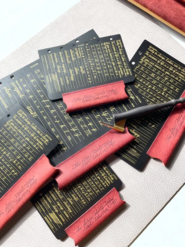 PLOTTER TOKYOで限定販売の「プエブロリミテッドBOX」
BOXの中にはレザーバインダーと同じ革で作ったペンホルダーリフターが入っています。スペシャルなメッセージも刻印しています。レザーバインダーから時折覗く、同色のペンホルダーとカリグラフィー刻印を楽しんでください。

PLOTTER TOKYO Exclusive “Pueblo Limited BOX”
Inside the BOX is a pen holder lifter crafted from the same leather as the binder. It also features a special engraved message. Enjoy the sight of the pen holder, matching the binder's leather and color, occasionally peeking out, along with its calligraphy engraving.

プエプロに託した変化する力

「プエブロ」は、イタリア・トスカーナの名門バダラッシカルロ社を代表するレザー。
表面を起毛させた独特の仕上げにより、新品時はマットで荒々しい質感を見せます。ですが、起毛した観維が使うほどになじみ、手の油分や時間を受け止めることで、豊かな艶と色の濃さにじみ出てきます。
わずか数ヶ月、その変化の大きさに驚かされ、数年後にはまるで別のもののように育つ個性あふれるイタリアンレザー。
「変化することが当たり前」とされるプエブロはまさにPLOTTERが大切にする・創造の過程を愉しむスピリットを象徴する素材です。

.
.
.
.
.
.
.
.
#plotter #plotter_life #drawtoday #shapetomorrow #planner #planneraddict #creativelife #stationeryaddict #simple #memo #design #writing #binder #refill
#プロッター #クリエイティブ #アイデア #リフィル #シンプル #植物タンニンなめし #レザーバインダー　#美しい艶 #ホースヘアー #手帳会議 #システム手帳 #経年変化