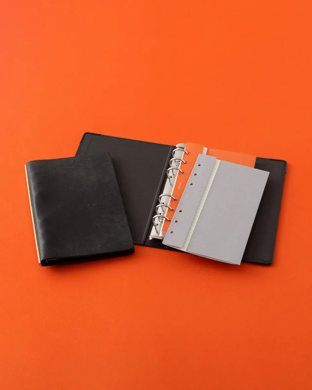レザーバインダーのバックプレートが机の上で揃うと美しいように、サブツールの「リフィルストレージ」であっても、本棚に並べた時に背中が美しくあって欲しいと、限りなくシンプルでクールなデザインにこだわりました。

Just as leather binder backplates look beautiful when neatly arranged on a desk, I wanted the spines of the Subtool “Refill Storage” to look equally beautiful when lined up on a bookshelf. That's why I insisted on creating an infinitely simple and cool design.

No.5004
Refill Storage
リフィルストレージ
A5サイズ：¥3,300(税込)
バイブル&ナローサイズ：¥2,970(税込)
ミニサイズ：¥2,860(税込)
ミニ5サイズ：¥2,750(税込)

.
.
.
.
.
.
.
.
.
#plotter #plotter_life #drawtoday #shapetomorrow #planner planneraddict creativelife stationeryaddict simple memo design writing binder refill
プロッター クリエイティブ アイデア  シンプル レザーバインダー　美しい艶  手帳会議 システム手帳 経年変化 リフィルストレージ　アーカイブ  保存用 ファイリング