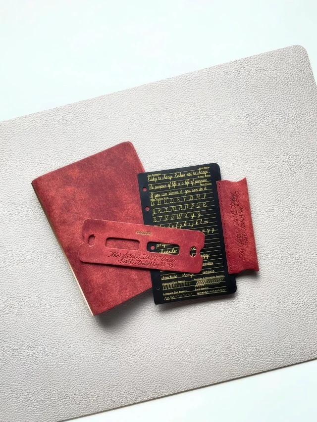 PLOTTER TOKYOで限定販売の「プエブロリミテッドBOX」

お店で選ぶ醍醐味って、革の風合いや表情を直に見て触れて、納得してから自分のものにできること。
ナローサイズがとても好評のようですが、その背丈を短くしただけのミニサイズも、なんとも愛おしいサイズだと思う。なんとなくだけど、お財布らいくな小物感があってこのレッドブラウンと相性が良いんですよね。

Pueblo Limited Box, exclusively sold at PLOTTER TOKYO

The real joy of shopping in-store is seeing and touching the leather's texture and character firsthand, then making it yours only when you're truly satisfied.
While the narrow size seems very popular, I find the mini size—simply a shorter version—utterly adorable. Somehow, it has this wallet-like charm that pairs perfectly with this red-brown color.
ーーー

プエプロに託した変化する力
「プエブロ」は、イタリア・トスカーナの名門バダラッシカルロ社を代表するレザー。
表面を起毛させた独特の仕上げにより、新品時はマットで荒々しい質感を見せます。ですが、起毛した観維が使うほどになじみ、手の油分や時間を受け止めることで、豊かな艶と色の濃さにじみ出てきます。
わずか数ヶ月、その変化の大きさに驚かされ、数年後にはまるで別のもののように育つ個性あふれるイタリアンレザー。
「変化することが当たり前」とされるプエブロはまさにPLOTTERが大切にする・創造の過程を愉しむスピリットを象徴する素材です。

.
.
.
.
.
.
.
.
#plotter #plotter_life #drawtoday #shapetomorrow #planner #planneraddict #creativelife #stationeryaddict #simple #memo #design #writing #binder #refill
#プロッター #クリエイティブ #アイデア #リフィル #シンプル #植物タンニンなめし #レザーバインダー　#美しい艶 #ホースヘアー #手帳会議 #システム手帳 #経年変化