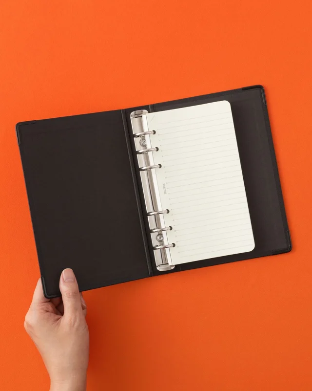 NEWリフィルストレージのリング内径

A5・バイブル(ナロー兼用)・ミニサイズは20mm
→PLOTTERのリフィルで180枚ほど挟める

M5サイズは13mm
→PLOTTERのリフィルで100枚ほど

使い方にもよりますが、大体の目安となります。

NEW Refill Storage Ring Inner Diameter

A5, Bible (Narrow compatible), and Mini sizes: 20mm
→ Holds about 180 sheets of PLOTTER refills

M5 size: 13mm
→ Holds about 100 sheets of PLOTTER refills

This serves as a general guideline, though usage may vary.

No.5004
Refill Storage
リフィルストレージ
A5サイズ：¥3,300(税込)
バイブル&ナローサイズ：¥2,970(税込)
ミニサイズ：¥2,860(税込)
ミニ5サイズ：¥2,750(税込)

Finally! It's making a comeback with a fresh new look! The “Refill Storage.” It's a standard ring binder, but both functionality and design have been upgraded. This is an absolute must-have for thin leather binders, after all.
.
.
.
.
.
.
.
.
.
#plotter #plotter_life #drawtoday #shapetomorrow #planner