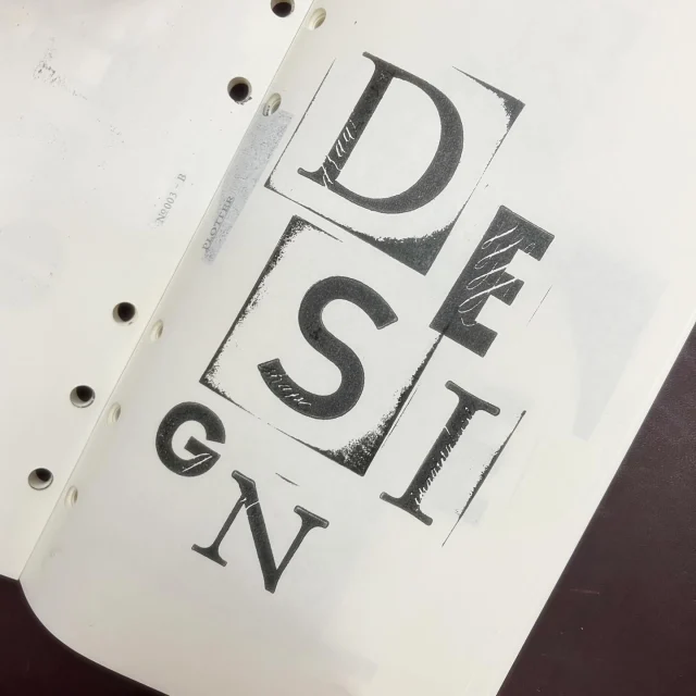 お客様のスタンプ体験をご紹介！
“DESIGN“
—

【PLOTTER TOKYOオリジナルスタンプ】

11月26日(水)より、
PLOTTER TOKYOオリジナルスタンプを
2階奥の工房スペースに設置いたします。

バインダーに押すもよし。
自分だけのリフィルを作るのもよし。

プロデューサーのアイディアが詰まったスペースで
ぜひクリエイティブ体験を楽しんでください！

※アルファベットによって大きさが異なります
※混雑時はお一人様10分程度でスタッフがお声掛けさせていただきます
※お召し物が汚れないようご注意ください
※スタッフ・プロデューサーによる押印は行っておりません
※スタンプ押印後の商品返品・交換は承れませんのでご了承のほどお願いいたします
.
.
Starting Wednesday, November 26th,
PLOTTER TOKYO original stamps will be available in the workshop space at the back of the second floor.

Stamp them on your binder.
You can also create your own custom refills.

Enjoy a creative experience in a space filled with our producers' ideas!

*Sizes vary by alphabet.
*During busy periods, staff will assist each customer within 10 minutes.
*Please take care not to stain your clothing.
*Stamps will not be stamped by staff or producers.
*Please note that we cannot accept returns or exchanges after stamping.