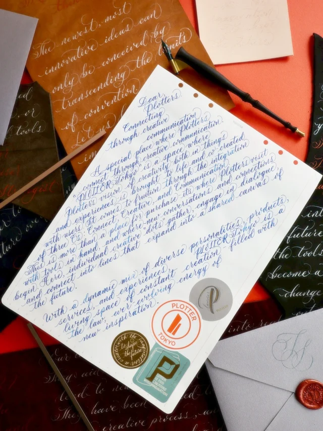 ディレクターの今の技術集大成ということで、PLOTTER TOKYOにご来店いただく方へ向けてウェルカムボード的なものを作りました。プエブロのレザーバインダーを作った後のあまり革5色に、PLOTTERの5大プロダクトコンセプトを。A4のアイソメトリックリフィルには、PLOTTER TOKYOのコンセプトを。パッケージにも使われているグレーの紙でエンベロップを手作り。お店のフォルムを形どったシーリングスタンプもあしらって。またモリモリのメッセージボードになってしまいました。

As a culmination of the director's current calligraphy skills, we created something akin to a welcome board for customers visiting PLOTTER TOKYO. We inscribed PLOTTER's five major product concepts onto five colors of leather leftover after crafting the Pueblo leather binder. The A4-sized isometric refill features the PLOTTER TOKYO concept. We handcrafted envelopes using the same gray paper featured in our packaging. A sealing stamp shaped like the store's silhouette was also applied. It ended up becoming a message board packed with content.

.
.
.
.
.
.
.
.
#plotter #plotter_life #youareaplotter #プロッター #フラッグシップ