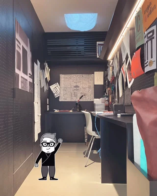 PLOTTER TOKYOの NEWエクスペリエンス

どれも気合いの入ったオリジナルハンコばかり。PLOTTER TOKYOの最上階のミニ工房で最高の体験をどうぞ！

PLOTTER TOKYO's NEW Experience finally begins! Each one is a passionately crafted original stamp. Enjoy the ultimate experience on PLOTTER TOKYO's top floor!

—

【PLOTTER TOKYOオリジナルスタンプ】

11月26日(水)より、
PLOTTER TOKYOオリジナルスタンプを
2階奥の工房スペースに設置いたします。

バインダーに押すもよし。
自分だけのリフィルを作るのもよし。

プロデューサーのアイディアが詰まったスペースで
ぜひクリエイティブ体験を楽しんでください！

※アルファベットによって大きさが異なります
※混雑時はお一人様10分程度でスタッフがお声掛けさせていただきます
※お召し物が汚れないようご注意ください
※スタッフ・プロデューサーによる押印は行っておりません
※スタンプ押印後の商品返品・交換は承れませんのでご了承のほどお願いいたします
.
.
Starting Wednesday, November 26th,
PLOTTER TOKYO original stamps will be available in the workshop space at the back of the second floor.

Stamp them on your binder.
You can also create your own custom refills.

Enjoy a creative experience in a space filled with our producers' ideas!

*Sizes vary by alphabet.
*During busy periods, staff will assist each customer within 10 minutes.
*Please take care not to stain your clothing.
*Stamps will not be stamped by staff or producers.
*Please note that we cannot accept returns or exchanges after stamping.