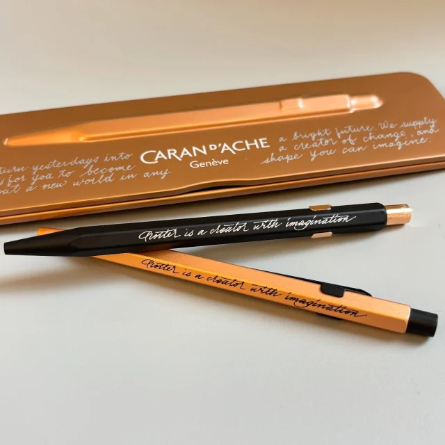 【カランダッシュ×PLT】

カランダッシュで定番の849シリーズと
PLOTTERとのコラボレーションペンが
明日11月24日(月)から仲間入りします！

オリジナルプリント入りのPLOTTER TOKYO限定品となります。
書き心地をぜひ店頭にてお試しください。

カランダッシュ×PLTボールペン
ピンクゴールド／ブラック
¥11,000(税込)