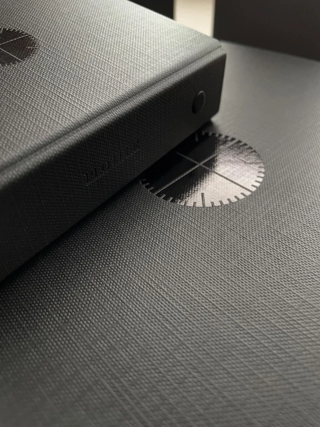 あまり主張しすぎることなく、影のようにひっそりと表紙に佇むPLOTTERのアイコン“サークルマーク”
この意味するところは、羅針盤であり、時計であり、スコープであり、日の丸であり。創造のアーカイブファイルが時を経て、あなただけのクリエイティブライフのコンパスとなりますように。

The PLOTTER icon, a subtle circle mark, rests quietly on the cover like a shadow, without being too assertive.
This mark represents a compass, a clock, a scope, and the Rising Sun flag.
We hope that over time, your creative archive files will become your own personal compass for your creative life.

No.5004
Refill Storage
リフィルストレージ
A5サイズ：¥3,300(税込)
バイブル&ナローサイズ：¥2,970(税込)
ミニサイズ：¥2,860(税込)
ミニ5サイズ：¥2,750(税込)

.
.
.
.
.
.
.
.
.
#plotter #plotter_life #drawtoday #shapetomorrow #planner planneraddict creativelife stationeryaddict simple memo design writing binder refill
プロッター クリエイティブ アイデア  シンプル レザーバインダー　美しい艶  手帳会議 システム手帳 経年変化 リフィルストレージ　アーカイブ  保存用 ファイリング