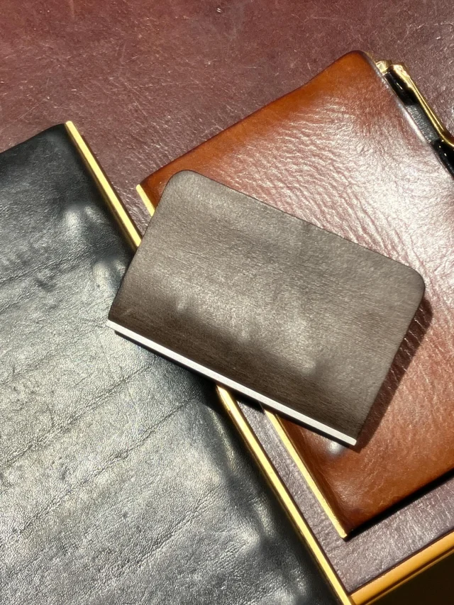 PLOTTERTOKYOをスタートして本当に良かったと思うのは、お客様の育ったレザーバインダーやクリエイティブな活動を直で拝見できること。全てに感動し、インプレッションを受けます。それにしてもこのミニミニレザーバインダーには驚いた。

Starting PLOTTERTOKYO has been truly rewarding because I get to see firsthand the leather binders our customers have nurtured and their creative endeavors. I'm moved and impressed by everything. But this mini-mini leather binder really took me by surprise.
.
.
.
.
.
.
.
.
.
#plotter #plotter_life #youareaplotter #プロッター #フラッグシップ #直営店 #原宿 #flagshipstore