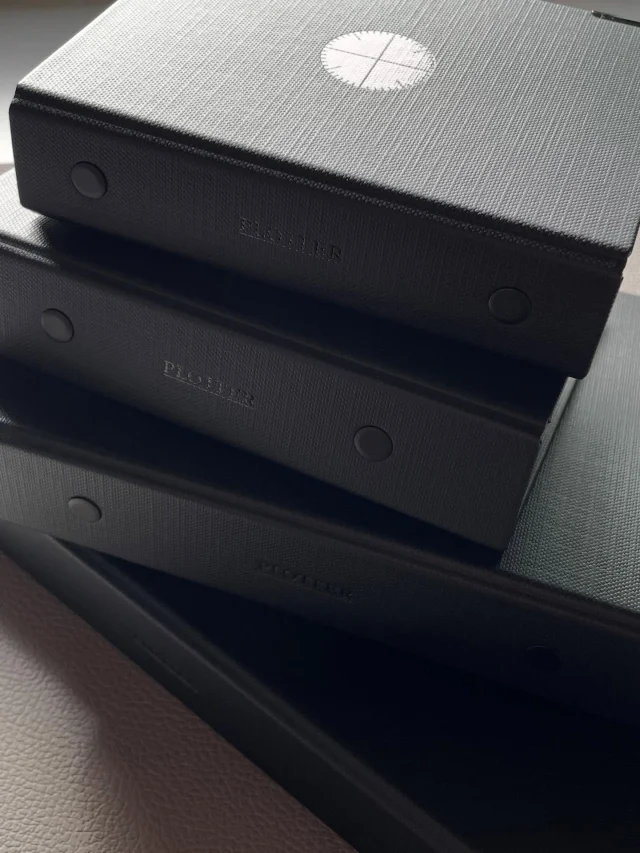 サブツールではあるけれども、存在感たっぷりのNEW「リフィルストレージ」
PLOTTERの大切な色“ブラック”で纏われたバインダーが、あなたの大切なアーカイブリフィルを守ります。

Though a sub-tool, the NEW “Refill Storage” makes a bold statement.
Encased in PLOTTER's signature black, this binder safeguards your treasured archive refills.

No.5004
Refill Storage
リフィルストレージ
A5サイズ：¥3,300(税込)
バイブル&ナローサイズ：¥2,970(税込)
ミニサイズ：¥2,860(税込)
ミニ5サイズ：¥2,750(税込)

.
.
.
.
.
.
.
.
.
#plotter #plotter_life #drawtoday #shapetomorrow #planner planneraddict creativelife stationeryaddict simple memo design writing binder refill
プロッター クリエイティブ アイデア  シンプル レザーバインダー　美しい艶  手帳会議 システム手帳 経年変化 リフィルストレージ　アーカイブ  保存用 ファイリング