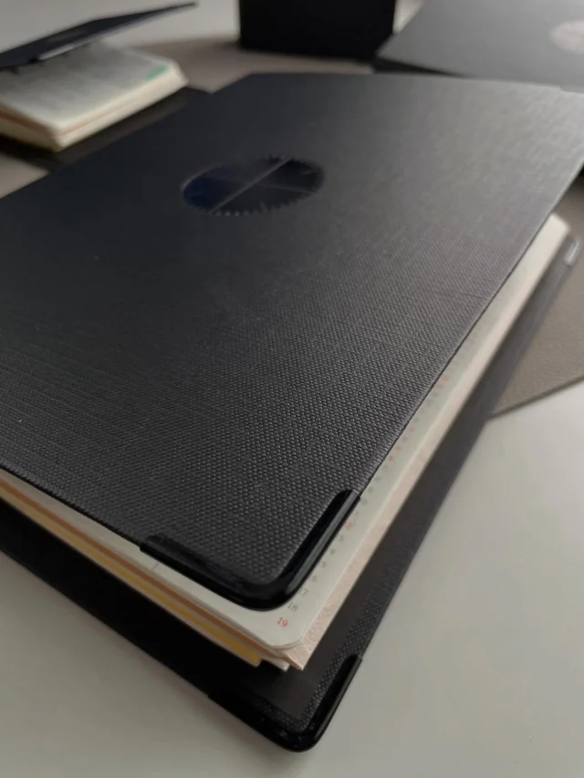 さあ、今年も今日で締めくくり！いざ、リフィルの入れ替えを！この一年書き溜めたリフィルたちは、思い切ってドサッとこのNEWリフィルストレージに挟んでしまおう！

Well, today marks the end of another year! Time to swap out those refills! Take all those refills you've filled up over the past year and boldly plop them into this NEW refill storage!

No.5004
Refill Storage
リフィルストレージ
A5サイズ：¥3,300(税込)
バイブル&ナローサイズ：¥2,970(税込)
ミニサイズ：¥2,860(税込)
ミニ5サイズ：¥2,750(税込)

.
.
.
.
.
.
.
.
.
#plotter #plotter_life #drawtoday #shapetomorrow #planner planneraddict creativelife stationeryaddict simple memo design writing binder refill
プロッター クリエイティブ アイデア  シンプル レザーバインダー　美しい艶  手帳会議 システム手帳 経年変化 リフィルストレージ　アーカイブ  保存用 ファイリング