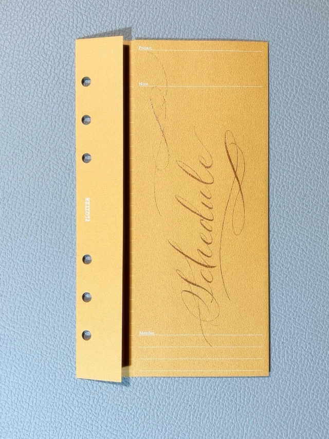 PLOTTERTOKYOのレザーバインダーサンプルに挟まれたリフィルサンプル。“プロジェクトマネージャー“には、インデックスでよく使う小見出しを描いてみました。そもそも色で区別できるプロジェクトマネージャーだけど、文字が加わると、アナログ感がさらに加わってより記憶が残る。

Refill samples tucked inside PLOTTERTOKYO's leather binder sample. For the “Project Manager” section, I sketched common subheadings used in indexes. While the Project Manager is color-coded for easy distinction, adding text enhances the analog feel and makes it more memorable.
.
.
.
.
.
.
#plotter #plotter_life #youareaplotter #プロッター #フラッグシップ #直営店 #原宿 #flagshipstore #calligraphy #カリグラフィー