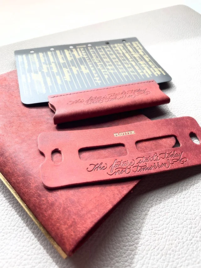 プエブロBOXミニサイズ。色は一色のみの限定プロダクトだけど、サイズが異なればまた表情も使い方も変わるもの。同じレッドブラウンでサイズ別に使い分けても、それはかえってクールかも。

Pueblo BOX Mini Size. It's a limited-edition product available in only one color, but different sizes change its look and how you use it. Even if you use the same red-brown in different sizes, I think that's actually pretty cool.
.
.
.
.
.
.
.
.
.
#plotter #plotter_life #drawtoday #shapetomorrow #planner planneraddict creativelife stationeryaddict simple memo design writing binder refill
プロッター クリエイティブ アイデア リフィル シンプル 植物タンニンなめし レザーバインダー　美しい艶 ホースヘアー 手帳会議 システム手帳 経年変化