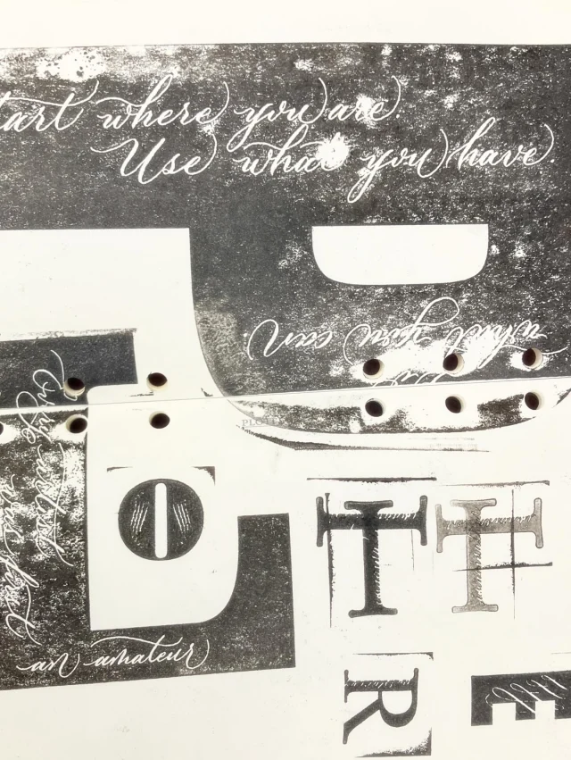 お客様のスタンプ体験をご紹介！
PLOTTERの単語をバイブルサイズのリフィルメモパッド見開きに目一杯！ポイントはIでTを創ったところ！

Thank you for enjoying the stamp experience!
—

【PLOTTER TOKYOオリジナルスタンプ】

11月26日(水)より、
PLOTTER TOKYOオリジナルスタンプを
2階奥の工房スペースに設置いたします。

バインダーに押すもよし。
自分だけのリフィルを作るのもよし。

プロデューサーのアイディアが詰まったスペースで
ぜひクリエイティブ体験を楽しんでください！

※アルファベットによって大きさが異なります
※混雑時はお一人様10分程度でスタッフがお声掛けさせていただきます
※お召し物が汚れないようご注意ください
※スタッフ・プロデューサーによる押印は行っておりません
※スタンプ押印後の商品返品・交換は承れませんのでご了承のほどお願いいたします
.
.
Starting Wednesday, November 26th,
PLOTTER TOKYO original stamps will be available in the workshop space at the back of the second floor.

Stamp them on your binder.
You can also create your own custom refills.

Enjoy a creative experience in a space filled with our producers' ideas!

*Sizes vary by alphabet.
*During busy periods, staff will assist each customer within 10 minutes.
*Please take care not to stain your clothing.
*Stamps will not be stamped by staff or producers.
*Please note that we cannot accept returns or exchanges after stamping.