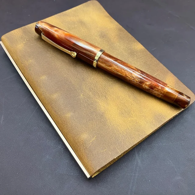 PLOTTERTOKYOでは、レザーバインダーと揃えるとクールな“書く道具“も紹介していきたい。プレデター琥珀と色合いと万年筆“コンチェルト“のコーデは完璧！！

At PLOTTERTOKYO, we'd like to introduce cool writing tools that pair perfectly with leather binders. The Predator Amber color and the “Concerto” fountain pen make a perfect match!!
.
.
.
#plotter #plotter_life #youareaplotter #プロッター #フラッグシップ #直営店 #原宿 #flagshipstore