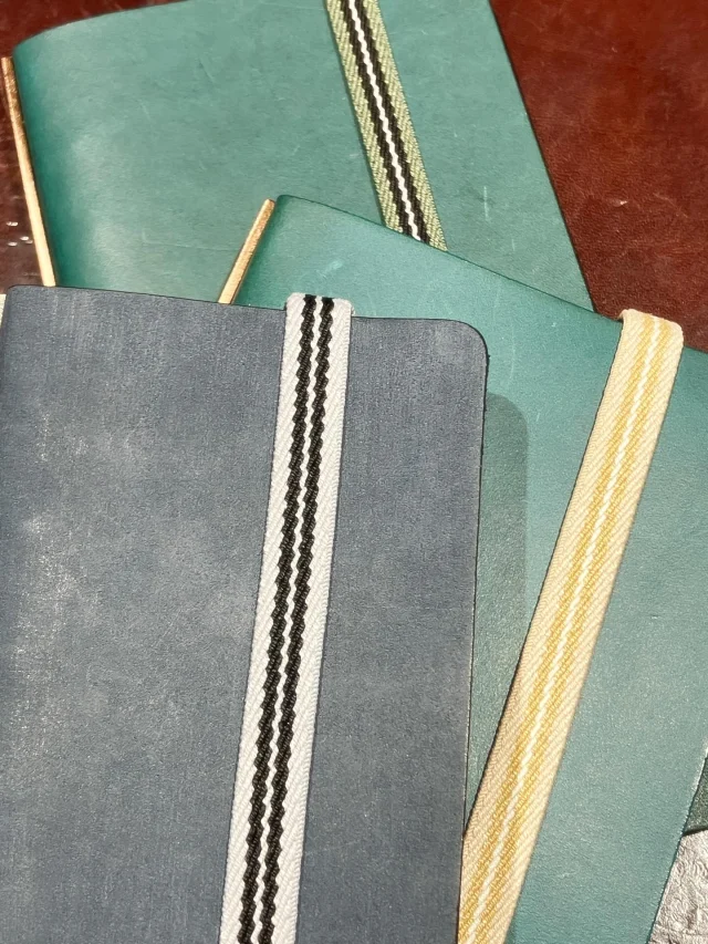 ※大切なお知らせ
当店の商品は、皆様に公平にご利用いただくため、転売目的でのご購入はご遠慮いただいております。
また、個人利用の範囲を超える大量購入は、お断りさせていただく場合がございます。
ご理解とご協力をお願いいたします。

To ensure fair access for all customers, we kindly ask that you refrain from purchasing our products for resale purposes.
Additionally, we may decline bulk purchases exceeding personal use.
We appreciate your understanding and cooperation.
.

▶︎12.10 Wed 発売商品◀︎

ーPLOTTER TOKYO limited

バンドリフター
•A5サイズ：¥1,540(税込)
•バイブルサイズ：¥1,430(税込)
•ナローサイズ：¥1,430(税込)
•ミニサイズ：¥1,430(税込)
•M5サイズ：¥1,430(税込)

フラットポーチM5
¥1,540(税込)

@plotter_jp 
.
.
.
.
.
#plotter #plotter_life #youareaplotter #プロッター #フラッグシップ #直営店 #原宿 #flagshipstore　#カリグラフィ #calligraphy