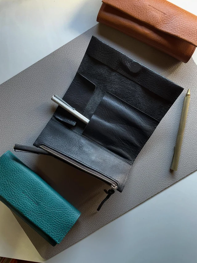 ※大切なお知らせ
当店の商品は、皆様に公平にご利用いただくため、転売目的でのご購入はご遠慮いただいております。
また、個人利用の範囲を超える大量購入は、お断りさせていただく場合がございます。
ご理解とご協力をお願いいたします。

To ensure fair access for all customers, we kindly ask that you refrain from purchasing our products for resale purposes.
Additionally, we may decline bulk purchases exceeding personal use.
We appreciate your understanding and cooperation.
.
.
▶︎12.10 Wed 発売商品◀︎

ーPLOTTER TOKYO limited
ロールペンケース　ミニ
ブラック／ブラウン／ブルー
¥9,350(税込)

@plotter_jp 
.
.
.
.
.
#plotter #plotter_life #youareaplotter #プロッター #フラッグシップ #直営店 #原宿 #flagshipstore　#カリグラフィ #calligraphy