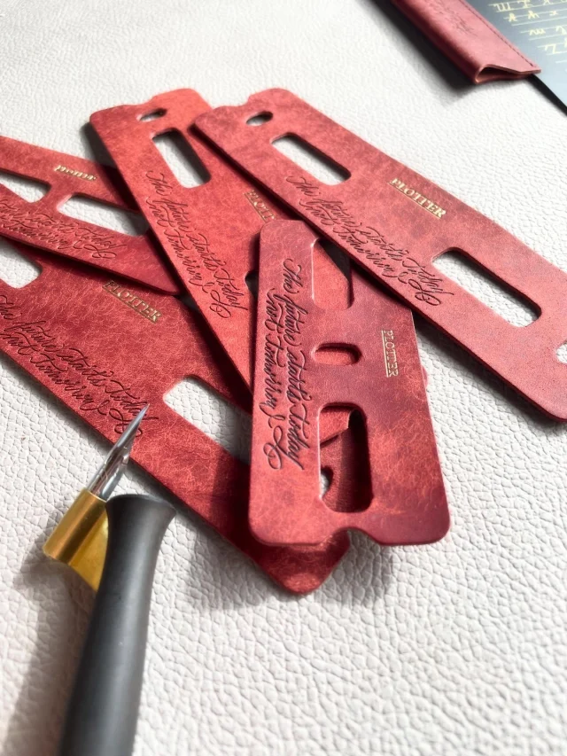 PLOTTER TOKYOで限定販売の「プエブロリミテッドBOX」

BOXの中にはレザーバインダーと同じ革で作ったリングサポーターが入っています。スペシャルなメッセージも刻印しています。レザーバインダーを開くと時折覗く、同色のリングサポーターとカリグラフィー刻印を楽しんでください。

Pueblo Limited Box, exclusively available at PLOTTER TOKYO

Inside the box is a ring holder crafted from the same leather as the binder. It also features a special engraved message. Open the leather binder to occasionally glimpse the matching ring holder and enjoy its calligraphy engraving.　

プエプロに託した変化する力

「プエブロ」は、イタリア・トスカーナの名門バダラッシカルロ社を代表するレザー。
表面を起毛させた独特の仕上げにより、新品時はマットで荒々しい質感を見せます。ですが、起毛した観維が使うほどになじみ、手の油分や時間を受け止めることで、豊かな艶と色の濃さにじみ出てきます。
わずか数ヶ月、その変化の大きさに驚かされ、数年後にはまるで別のもののように育つ個性あふれるイタリアンレザー。
「変化することが当たり前」とされるプエブロはまさにPLOTTERが大切にする・創造の過程を愉しむスピリットを象徴する素材です。

.
.
.
.
.
.
.
.
#plotter #plotter_life #drawtoday #shapetomorrow #planner planneraddict creativelife stationeryaddict simple memo design writing binder refill
プロッター クリエイティブ アイデア リフィル シンプル 植物タンニンなめし レザーバインダー　美しい艶 ホースヘアー 手帳会議 システム手帳 経年変化