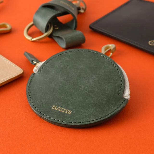 LOOPシリーズの丸。丸は本当にクリエイティブなフォルム。PLOTTERのサークルマークも丸。全てを受け入れてくれる形。この丸を首から提げたら、なんだか創造力を膨らませられそう。

The circle of the LOOP series. The circle is truly a creative form. The circle mark of PLOTTER is also a circle. A shape that accepts everything. Wearing this circle around your neck somehow seems to expand your creativity.

【PLOTTER TOKYO限定品】

革小物シリーズ"LOOP"とレザーポーチ
2025年11月5日(水)より展開スタート！
ストラップを中心に、好みのポーチと組み合わせて何通りもの楽しみ方ができる"LOOP"
ブラック、グリーン、ナチュラルの３色展開です

LOOP ブラック、グリーン、ナチュラル
•ストラップ：¥5,500(税込)
•ポーチ　丸：¥5,500(税込)
•ポーチ　半月：¥5,500(税込)
•ポーチ　正方形：¥5,500(税込)
•ポーチ　長方形：¥5,500(税込)

-———————

革小物シリーズ　「LOOP」
PLOTTERはステーショナリーの枠に拘らず、クリエイションを後押しするプロダクトを開発していきます。その一つがこの「LOOP」シリーズ。中央にヌメ革のコネクターが位置し、それをネックストラップで提げ、丸・三角・四角といった幾何学デザインのレザーアイテムが自由に着脱できるストラップシリーズです。幾何学模様は基礎的な造形であり、シンプルで、抽象的でもあります。これが着脱、行き来するシーンはレザーバインダーの中のリフィル上で繰り広げられるアイデアが形作られるイメージにシンクロします。PLOTTERが常にリスペクトするBauhausではこの基本図形はデザインのベースとなっており、本シリーズは「形状は機能に従う」「少ないことは多いこと」「素材への真実」という彼らのコンセプトにも通じます。そのひとつひとつのデザイン要素が、ストラップという輪を通じて、繋がったり、結ばれたりするというイメージから「LOOP」と名づけました。

Leather Accessories Series “LOOP”
At PLOTTER, we go beyond the boundaries of stationery to design products that inspire and empower creativity. One such concept is the “LOOP” series—a collection of leather accessories built around a central nume-leather connector that can be worn on a neck strap. Geometric leather pieces in circular, triangular, and square shapes can be freely attached and detached, creating a dynamic, wearable system.
Geometric forms are both fundamental and abstract: simple yet deeply symbolic. The act of attaching, removing, and rearranging these shapes mirrors the creative process that unfolds within the pages of a leather binder—ideas shifting, connecting, and evolving.
This series is also rooted in Bauhaus principles, which PLOTTER has long admired: “form follows function,” “less is more,” and “truth to materials.” Each design element in the series reflects these ideas, brought together through the loop of the strap—an endless cycle of creativity and connection. That inspiration gave rise to its name: “LOOP.”

@plotter_jp 
.
.
.
.
.
#plotter #plotter_life #youareaplotter #プロッター #フラッグシップ #直営店 #原宿 #flagshipstore　#カリグラフィ #calligraphy