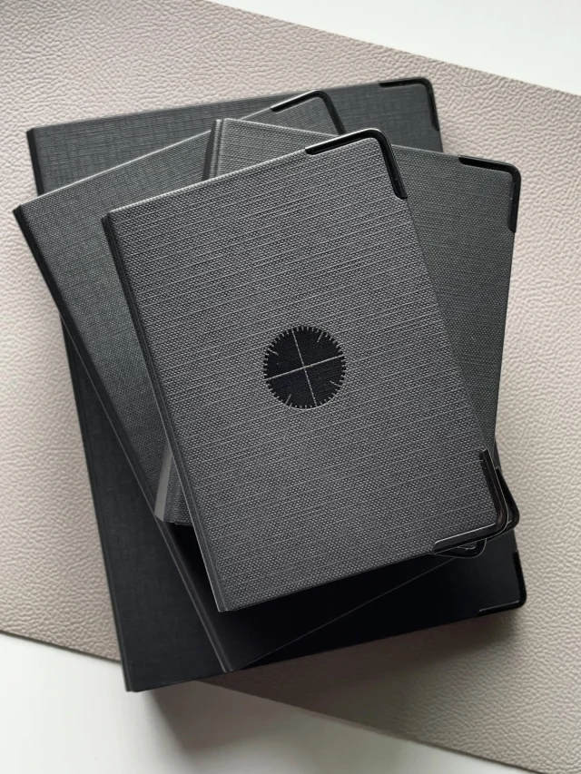 PLOTTERらしく、色も全身単色ブラックにこだわり、レザーバインダーのクロコ的存在でリフィルを大切に守り抜く。これが揃えば、これからたくさん書けますね！

True to PLOTTER style, this storage file is meticulously crafted in solid black throughout, acting as a leather binder's loyal guardian to protect your refills. With this set complete, you'll be ready to fill countless refills!

No.5004
Refill Storage
リフィルストレージ
A5サイズ：¥3,300(税込)
バイブル&ナローサイズ：¥2,970(税込)
ミニサイズ：¥2,860(税込)
ミニ5サイズ：¥2,750(税込)

.
.
.
.
.
.
.
.
.
#plotter #plotter_life #drawtoday #shapetomorrow #planner