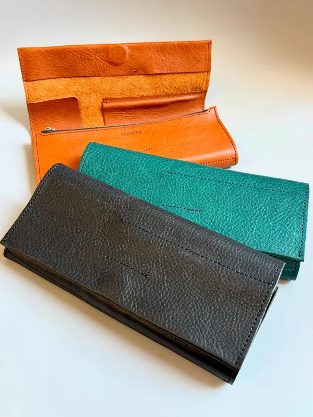 ※大切なお知らせ
当店の商品は、皆様に公平にご利用いただくため、転売目的でのご購入はご遠慮いただいております。
また、個人利用の範囲を超える大量購入は、お断りさせていただく場合がございます。
ご理解とご協力をお願いいたします。

To ensure fair access for all customers, we kindly ask that you refrain from purchasing our products for resale purposes.
Additionally, we may decline bulk purchases exceeding personal use.
We appreciate your understanding and cooperation.
.
.
【再入荷と購入制限変更のお知らせ】

長らくお品切れとなっておりました
ロールペンケース3色、再入荷いたしました。
人気の商品となっており数に限りがございますが
ぜひ手に取ってご覧くださいませ。

また、多くの方にお届けできるよう
今回入荷分から購入制限の変更をさせていただきます。
ご理解ご了承いただきますようお願い申し上げます。

【変更前】
お一人様各色1点まで

【変更後】
お一人様1点まで

After being out of stock for a long time, our roll pen cases are back in stock in three colors.
They are popular items and quantities are limited, but we hope you'll take a look at them.

Also, to ensure we can reach as many people as possible, we will be changing the purchase limit for this shipment.
We appreciate your understanding.

[Before change]
Limit one item of each color per person

[After change]
Limit one item per person