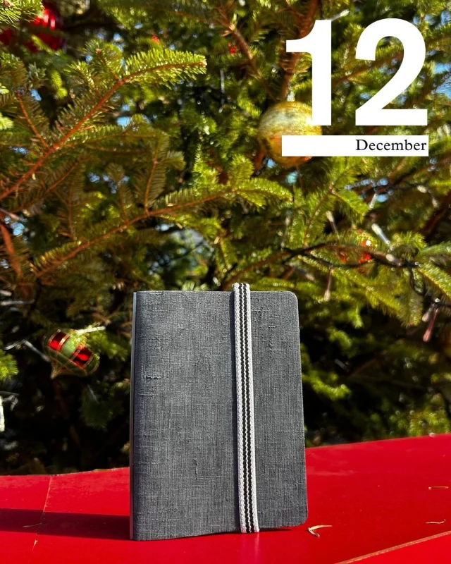 .
今月の #plotter2025monthlytopic は
【クリスマスとPLOTTER】

■スタッフＣ：
「会社の近くの大きなクリスマスツリーを見に行きました🎄いつもは社内にいることが多いのですが、外に出ると気持ちが良いですね！

レザーバインダーはナガサワさん限定のテンペスィのブラック！自分へのクリスマスプレゼントに購入しました。
PLOTTER TOKYO限定のバンドリフターやイベント限定のステッカーをセットして、お気に入りの１冊になりました♫

みなさんがPLOTTERと一緒に素敵なクリスマスを過ごせますように！」

みなさんもぜひ #plotter_クリスマスとplotter のハッシュタグをつけて投稿してください♪
.
.
.
.
.
.
.
.
.
#plotter #plotter_life #youareaplotter 
#プロッター