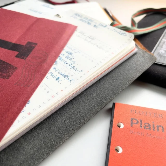 変わらずサスティナブルに続けていくことも、きっとクリエイションの源になる。ダイアリーリフィルをバインダーにセットして日々淡々と書き込む作業もそう。この積み重ねが、創造のヒントをくれるような気がする。

Continuing sustainably, unchanged, will surely become a source of creation. The task of setting a diary refill into the binder and writing in it. This accumulation of uneventful days feels like it gives me hints for creation.
.
.
.
.
.
.
.
.
#plotter #plotter_life #drawtoday #shapetomorrow #planner planneraddict creativelife stationeryaddict simple memo design writing 表紙デザイン 
プロッター クリエイティブ アイデア リフィル シンプル 植物タンニンなめし レザーバインダー　ハンドペイント 手帳会議 システム手帳 memo メモホルダー フラッグシップストア 旗艦店 フラッグシップ