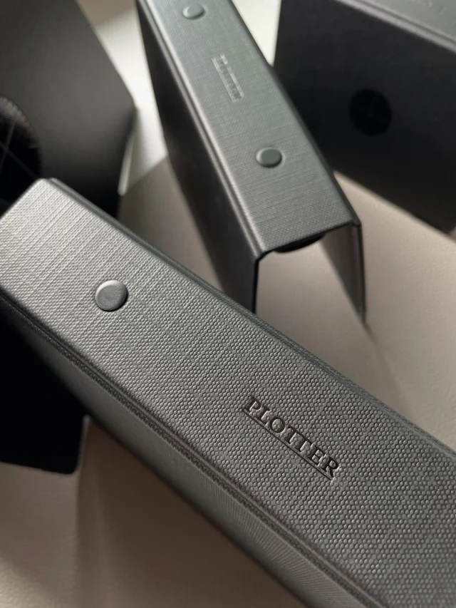 2026年
今年はこのリフィルストレージたちにどれくらいのアーカイブリフィルがたまるのだろう。たくさん書くぞ！

2026
I wonder how many archive refills will accumulate in these refill storage units this year. I'm going to write a lot!

No.5004
Refill Storage
リフィルストレージ
A5サイズ：¥3,300(税込)
バイブル&ナローサイズ：¥2,970(税込)
ミニサイズ：¥2,860(税込)
ミニ5サイズ：¥2,750(税込)

.
.
.
.
.
.
.
.
.
#plotter #plotter_life #drawtoday #shapetomorrow #planner planneraddict creativelife stationeryaddict simple memo design writing binder refill
プロッター クリエイティブ アイデア  シンプル レザーバインダー　美しい艶  手帳会議 システム手帳 経年変化 リフィルストレージ　アーカイブ  保存用 ファイリング