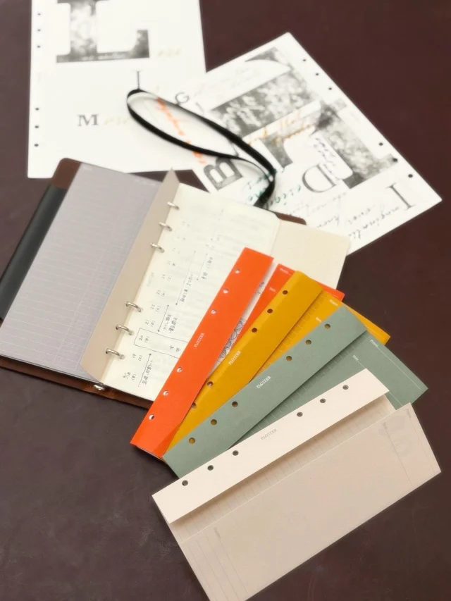 PLOTTERの便利＆整理整頓アイテム。“プロジェクトマネージャー”は各サイズに揃っている、ファイリングに役立つシンプルリフィルです。これがあれば、たやすくテーマ別にリフィルページをまとめられるし、グルーピングしたリフィルたちをそのまま移動できるので、紙がバラバラにならなくて済みます。

PLOTTER's convenient & organizational items. The “Project Manager” is a simple refill available in every size, perfect for filing. With this, you can easily organize refill pages by theme and move grouped refills as a set, preventing papers from scattering everywhere.
.
.
.
.
.
.
.
.
.
.
#plotter #plotter_life #drawtoday #shapetomorrow #planner