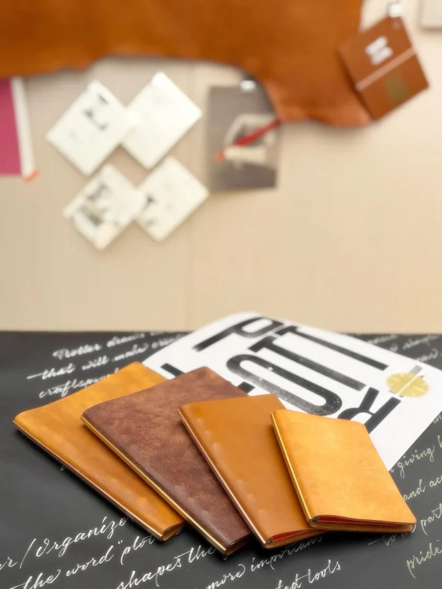 PLOTTERには、とてもピースフルでナチュラルトーンのレザーバインダーか各シリーズに揃っています。プエブロやリスシオ、最近ではPLOTTERTOKYOリミテッドのプレデターも加わりました。色は人間の感性に刺激を与える力を持っています。ナチュラルでアースカラーな本革は、私たちにきっと癒しの気持ちを与えてくれることでしょう。

左から、プレデターA5ブラウン→プエブロA5ブラウン→リスシオナローブラウン→プエブロミニベージュ

PLOTTER offers a peaceful, natural-toned leather binder in each series. Pueblo, Liscio, and most recently the PLOTTERTOKYO Limited Predator have joined the lineup. Color possesses the power to stimulate human sensibilities. Natural, earth-toned genuine leather is sure to provide us with a sense of healing.

From left: Predator A5 Brown → Pueblo A5 Brown → Liscio Narrow Brown → Pueblo Mini Beige

.
.
.
.
.
.
.
.
.
#plotter #plotter_life #drawtoday #shapetomorrow #planner