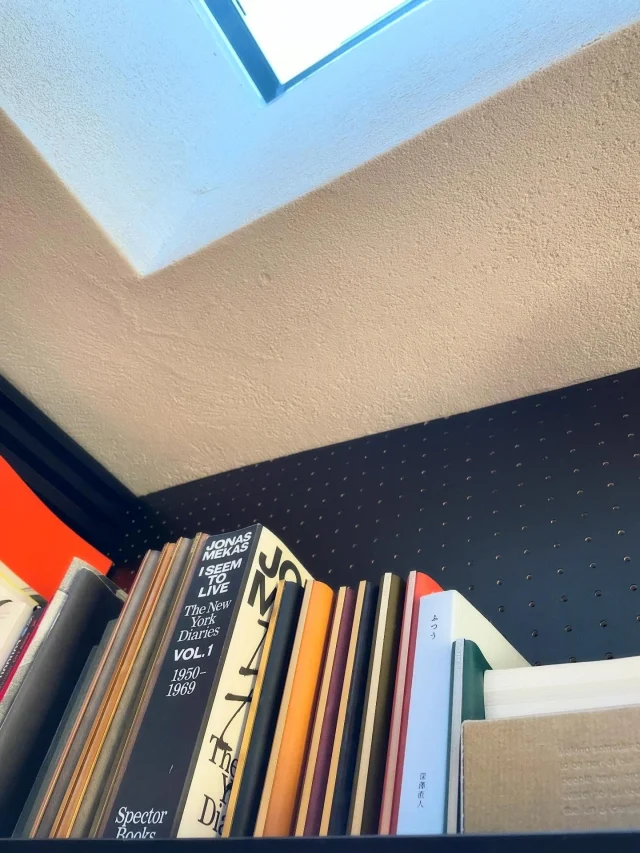 PLOTTERTOKYOの最上階(といっても2.5階ですが)に並ぶレザーバインダーたち。ここに少しずつ、これまでのレザーバインダーヒストリーを並べて行こうか思っています。チャンスがあれば覗いてみてください。

The leather binders displayed on PLOTTERTOKYO's top floor (well, it's actually the 2.5th floor). I'm thinking of gradually arranging the history of these leather binders here. If you get the chance, please come take a look.

.
.
.
.
.
.
.
.
#plotter #plotter_life 
#プロッター #レザーバインダー #システム手帳 　happynewyear2026